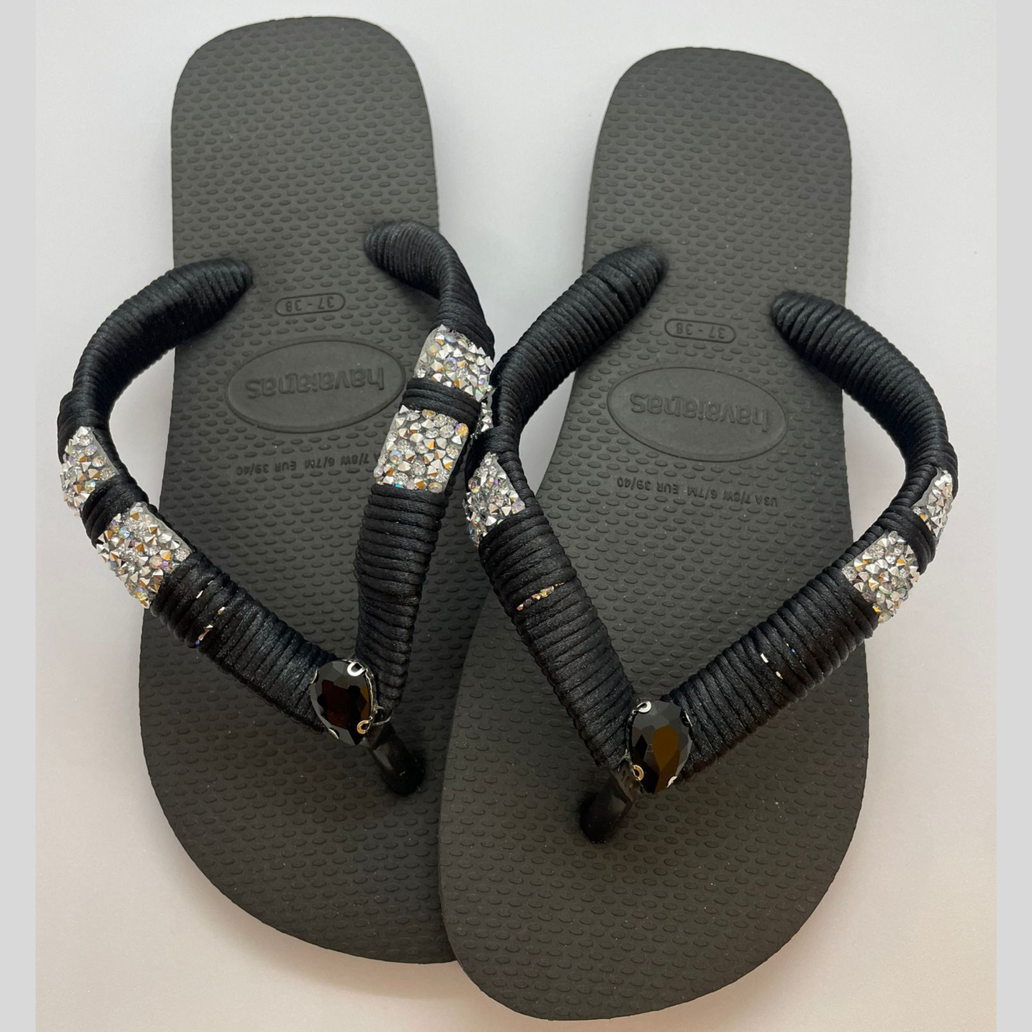 כפכפי הוויאנס מעוצבות בצבע שחור